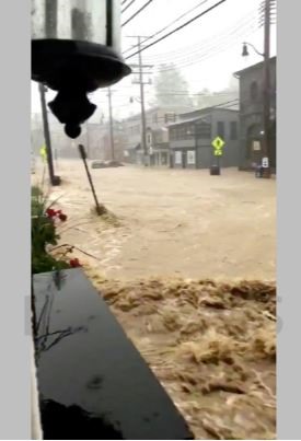 Chùm ảnh nước lũ cuồn cuộn cuốn phăng ôtô, hàng nghìn người Mỹ phải sơ tán